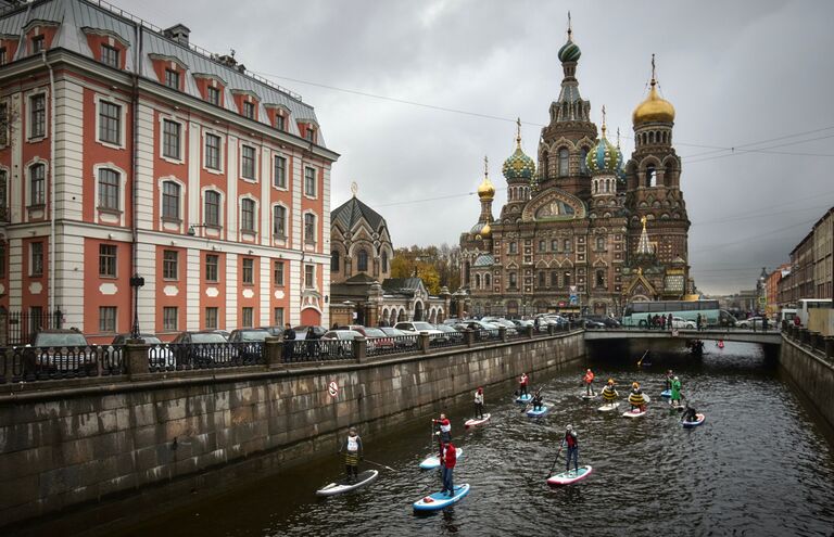 Серферы на канале Грибоедова во время первого Санкт-Петербургского фестиваля SUP-серфинга по рекам и каналам Санкт-Петербурга