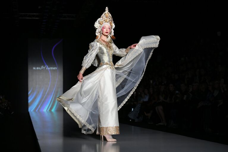 Показ коллекции одежды SLAVA ZAITSEV в рамках Mercedes-Benz Fashion Week в Москве