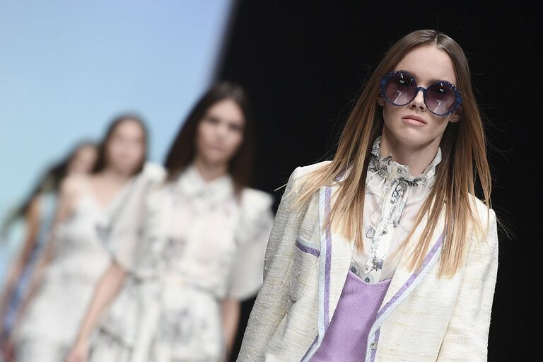 Модель во время недели моды Mercedes-Benz Fashion Week в Москве