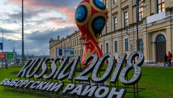 Официальная эмблема Чемпионата мира по футболу 2018 года на Пироговской набережной в Санкт-Петербурге. Архивное фото