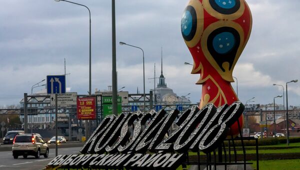 Официальная эмблема Чемпионата мира по футболу 2018 года установлена на Пироговской набережной в Санкт-Петербурге. Архивное фото