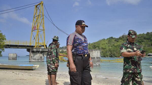 Полицейские на месте обрушения моста на острове Бали. 17 октября 2016