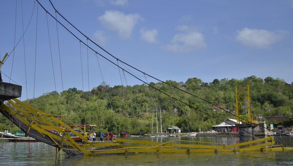 Место обрушения моста на острове Бали. 17 октября 2016