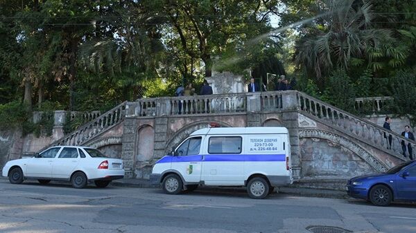 Полицейский автомобиль у входа на территорию комплекса Абхазского гостелевидения в Сухуме, где произошел взрыв