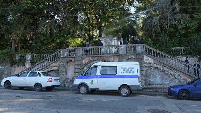 Полицейский автомобиль у входа на территорию комплекса Абхазского гостелевидения в Сухуме, где произошел взрыв