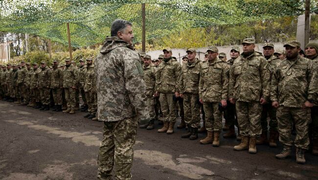 Президент Украины Петр Порошенко во время встречи с военнослужащими в Донецкой области. 15 октября 2016