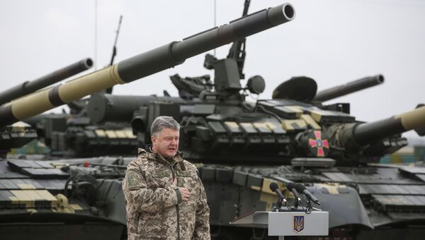 Президент Украины Петр Порошенко во время церемонии передачи военной техники для вооруженных сил Украины