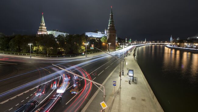 Московский Кремль и Кремлевская набережная в Москве. Архивное фото