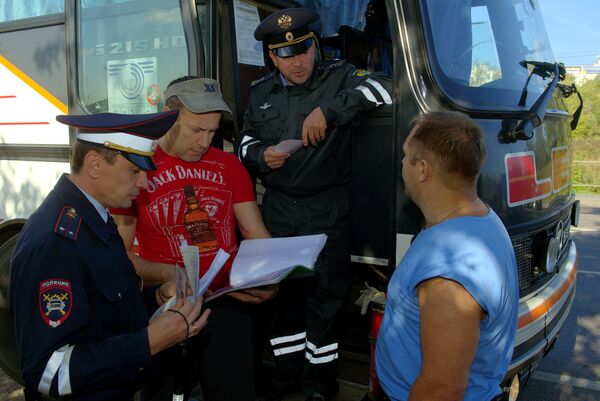 Рейд ГИБДД по проверке водителей грузовиков и автобусов Рейд ГИБДД по проверке водителей грузовиков и автобусов
