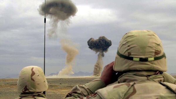 Американские военные наблюдают за уничтожением оружия и боеприпасов, захваченных у талибов