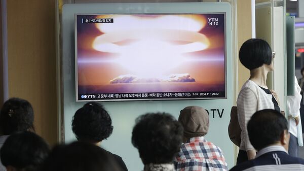 Жители наблюдают по телевизору за испытаниями ядерного оружия в Северной Корее. Архивное фото