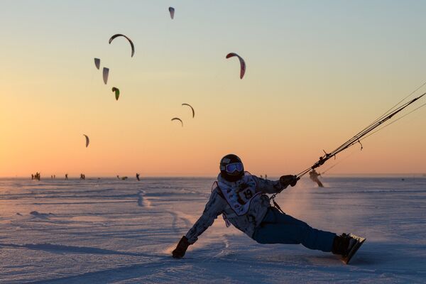 Спортсмен во время гонок в дисциплине курс-рейс в рамках кубка Сибири по зимнему кайтингу на льду водохранилища Новосибирской ГЭС