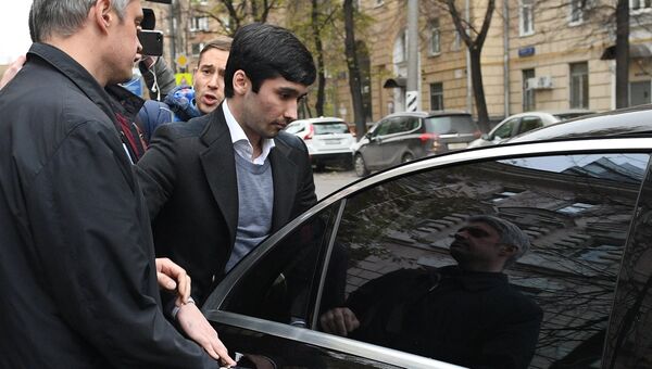Сын вице-президента Лукойла Руслан Шамсуаров после оглашения приговора у здания Гагаринского суда Москвы. Архивное фото
