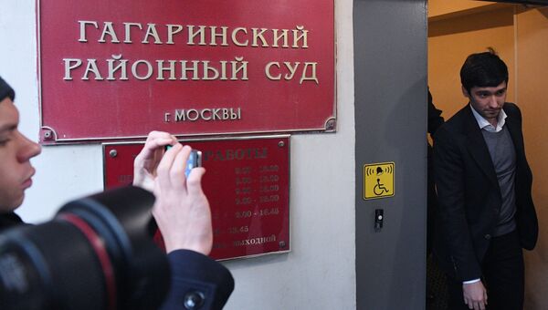 Сын вице-президента Лукойла Руслан Шамсуаров после оглашения приговора у здания Гагаринского суда Москвы. Архивное фото