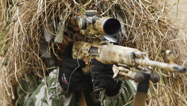 Снайпер на позиции во время учений бригады специального назначения ЮВО в Краснодарском крае. Архивное фото