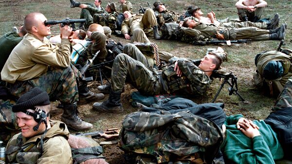 Бойцы-десантники разведотряда в Чечне из группировки федеральных войск на Северном Кавказе отдыхают после боевой операции
