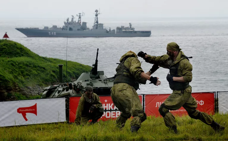 Выступление морских пехотинцев Тихоокеанского флота перед участниками Гонки героев во Владивостоке на полигоне Горностай Выступление морских пехотинцев Тихоокеанского флота перед участниками Гонки героев во Владивостоке на полигоне Горностай