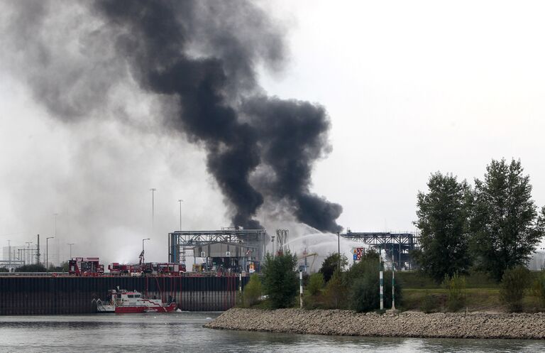 Дым на предприятии химического концерна BASF в немецком городе Людвигсхафен-ам-Райн в Германии