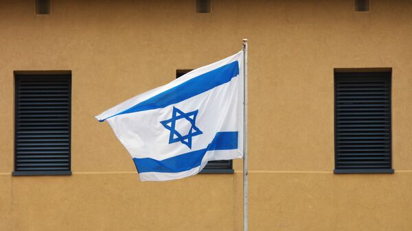 Израильский флаг у посольства Израиля в Москве. Архивное фото