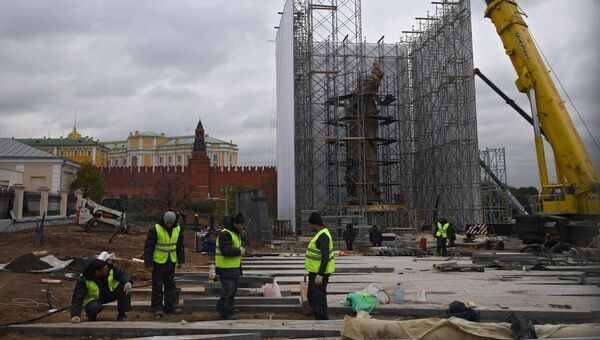 Монтаж памятника князю Владимиру на Боровицкой площади в Москве