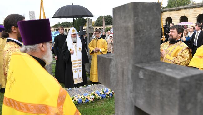 Патриарх Московский и всея Руси Кирилл освящает новое надгробие на месте захоронения митрополита Сурожского Антония на Бромптонском кладбище в Лондоне. 17 октября 2016