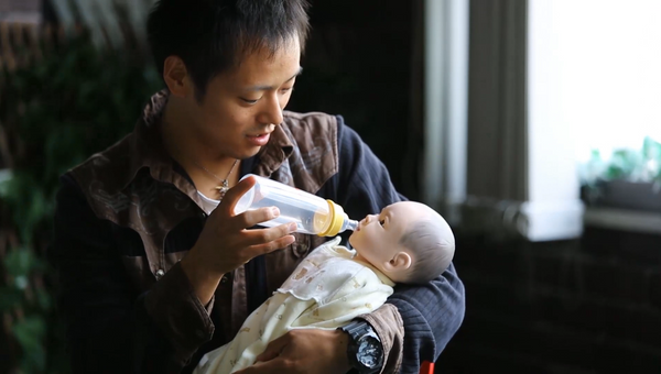 Курс молодого отца, или Как японские мужчины учатся ухаживать за младенцами