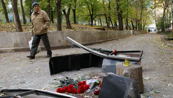 Цветы у места гибели командира ополченцев Арсения Павлова в Донецке