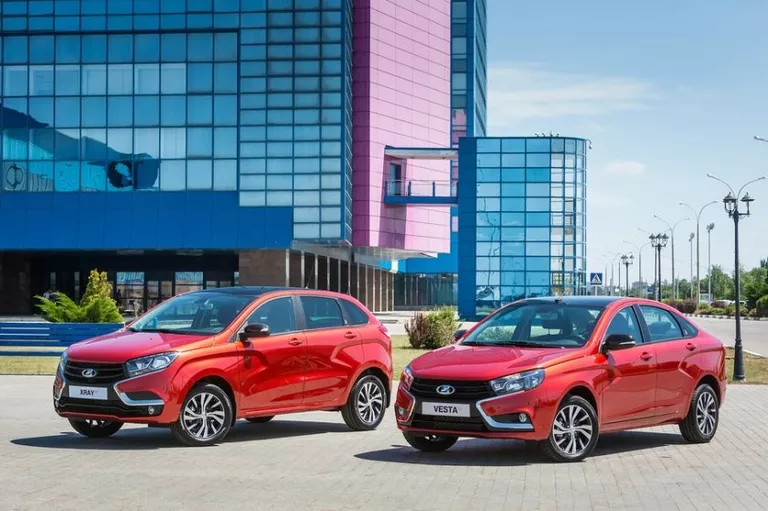 Автомобили Lada XRay и Lada Vesta Автомобили Lada XRay и Lada Vesta
