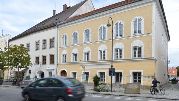 Дом в Браунау-ам-Инн, в котором родился Адольф Гитлер. Архивное фото