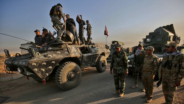Колонна правительственных сил во время наступления на Мосул в Ираке