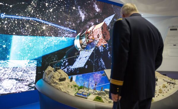 Посетитель на международной выставке военно-морской техники и вооружения EURONAVAL 2016 в Париже