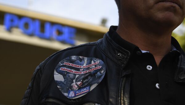 Полицейский во время акции протеста после нападения на сотрудников правоохранительных органов в коммуне Вири Шатийон, Франция. Архивное фото