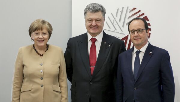 Канцлер Федеративной Республики Германия Ангела Меркель, президент Украины Петр Порошенко и президент Франции Франсуа Олланд (слева направо) во время встречи в Риге. Архивное фото