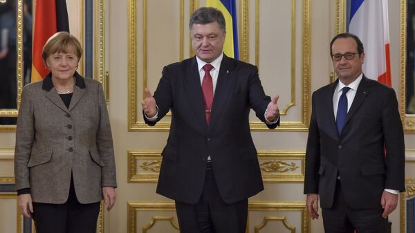 Президент Франции Франсуа Олланд (справа), президент Украины Петр Порошенко (в центре) и канцлер Германии Ангела Меркель. Архивное фото