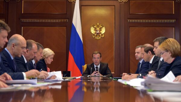 Председатель правительства РФ Дмитрий Медведев проводит совещание по социально-экономическим вопросам. 18 октября 2016
