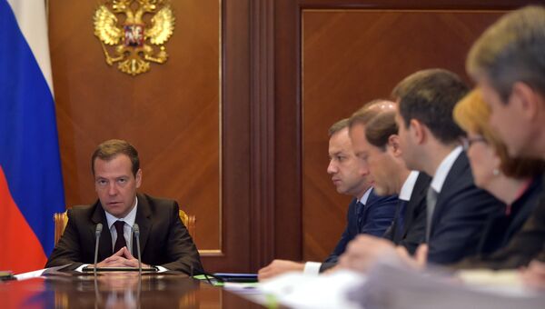 Председатель правительства РФ Дмитрий Медведев проводит совещание по социально-экономическим вопросам. 18 октября 2016