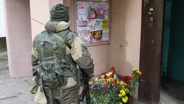 Цветы и свечи у подъезда дома в Донецке, в котором при взрыве в лифте погиб командир одного из подразделений ополчения ДНР Арсен Павлов