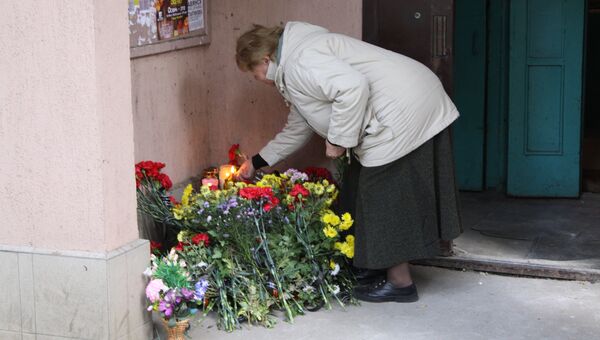 Цветы и свечи у подъезда дома в Донецке, в котором при взрыве в лифте погиб командир одного из подразделений ополчения ДНР Арсен Павлов. 17 октября 2016