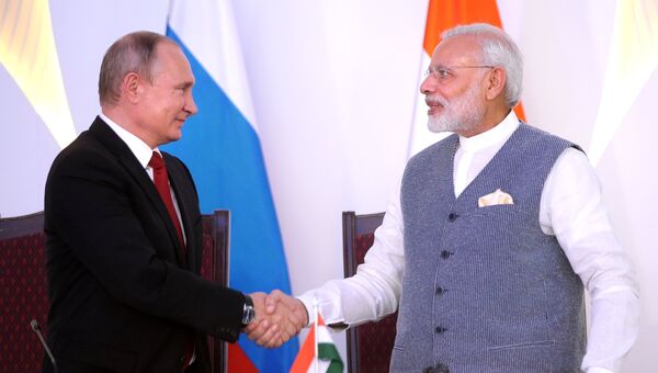 Президент РФ Владимир Путин и премьер-министр Республики Индии Нарендра Моди на церемонии подписания совместных документов по итогам переговоров в индийском штате Гоа. 15 октября 2016