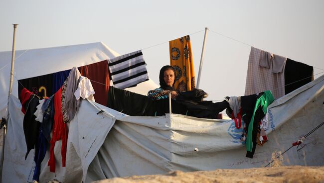 Женщина в лагере беженцев в Сирии для иракских семей, бежавших от боевых действий в районе Мосула. Архивное фото
