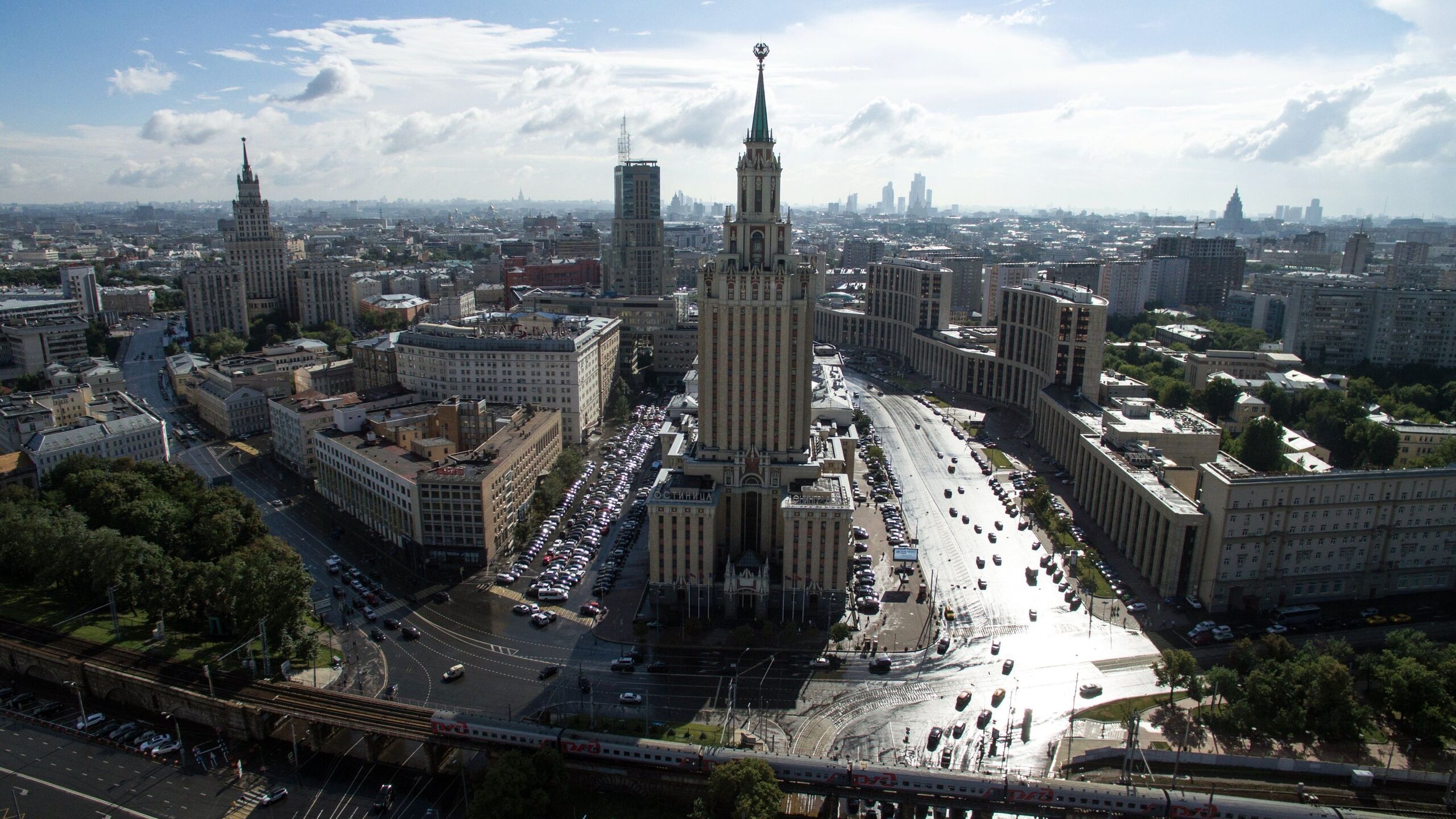 Площадь 3. Площадь трёх вокзалов 2021. Сталинские высотки в Москве. Сталинская высотка в Москве вид с вокзала. Площадь трех вокзалов 2022.