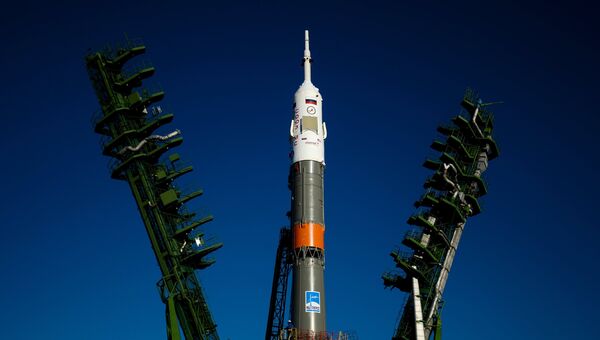 Вывоз и установка ракеты-носителя с пилотируемым кораблем Союз МС-02. Архивное фото