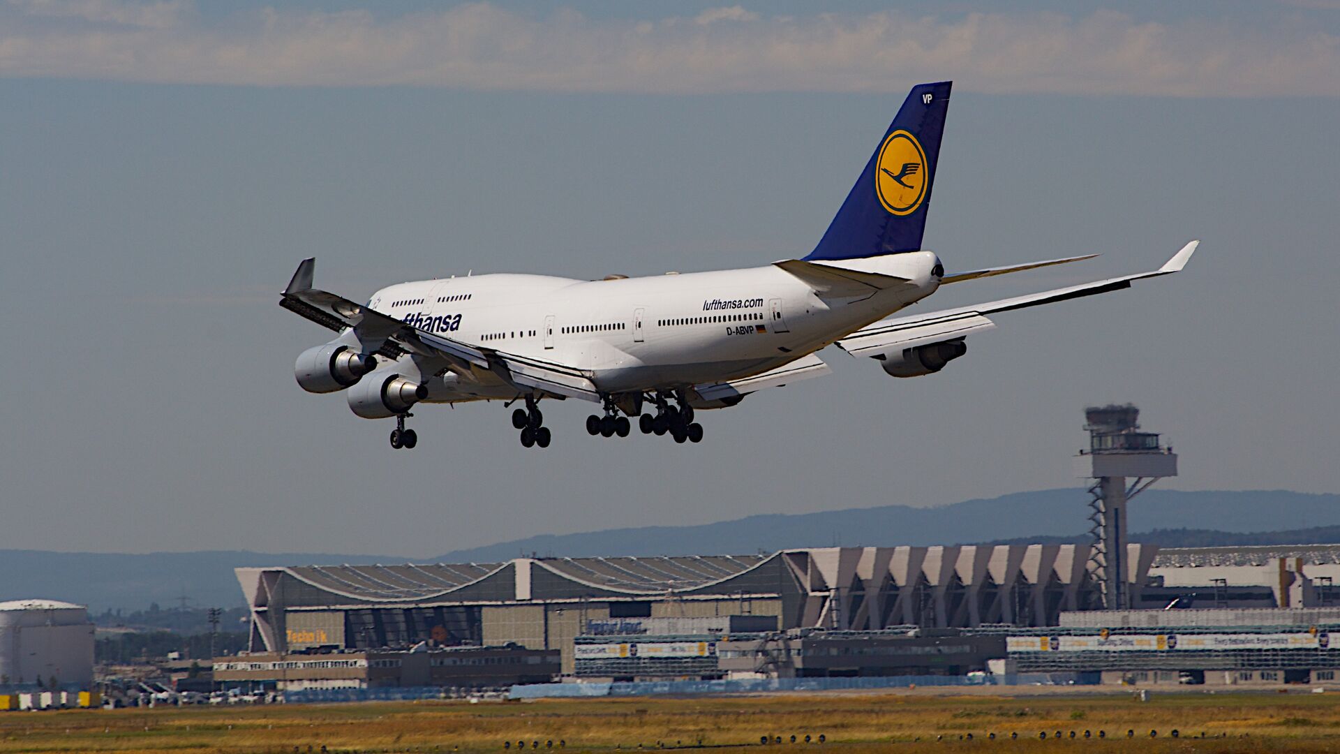 Самолет Boeing 747-400 немецкой авиакомпании Lufthansa в аэропорту Франкфурта, Германия - РИА Новости, 1920, 30.10.2023