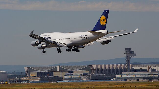 Самолет Boeing 747-400 немецкой авиакомпании Lufthansa в аэропорту Франкфурта