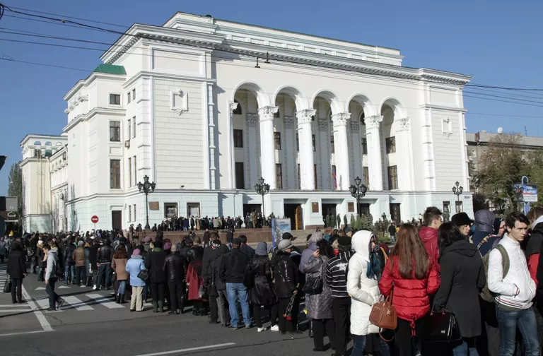 Жители Донецка на церемонии прощания с командиром ополчения ДНР Арсеном Павловым (Моторола) в Донецке Жители Донецка на церемонии прощания с командиром ополчения ДНР Арсеном Павловым (Моторола) в Донецке