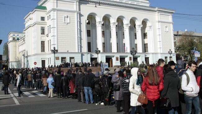 Жители Донецка на церемонии прощания с командиром ополчения ДНР Арсеном Павловым (Моторола) в Донецке