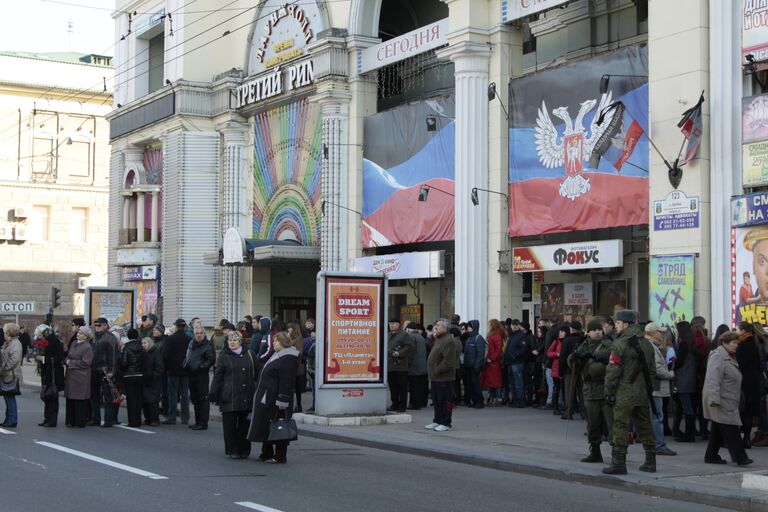 Жители Донецка на церемонии прощания с командиром ополчения ДНР Арсеном Павловым (Моторола) в Донецке