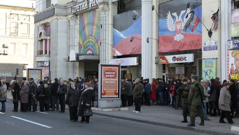 Жители Донецка на церемонии прощания с командиром ополчения ДНР Арсеном Павловым (Моторола) в Донецке