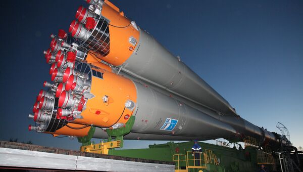 Вывоз ракеты-носителя Союз-ФГ с транспортным пилотируемым кораблем Союз МС-02 для установки в пусковую установку на стартовой площадке космодрома Байконур