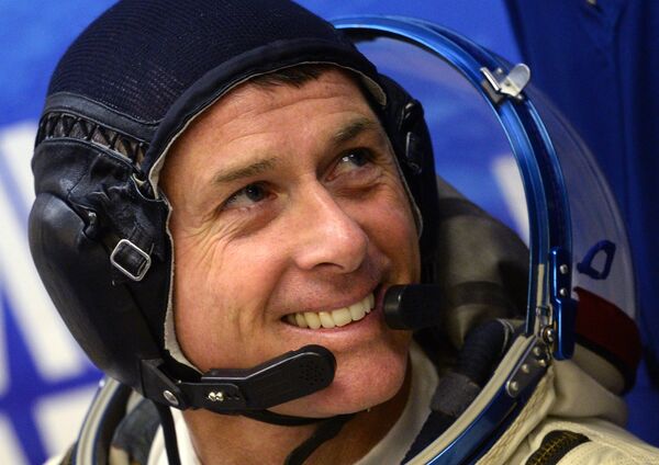 Астронавт НАСА Шейн Кимброу во время продувки скафандра перед стартом космического корабля Союз МС-02 с космодрома Байконур